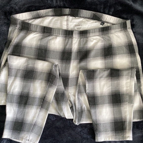 Torrid size 4 checkered leggings - Picture 2 of 3